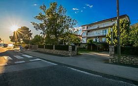 Diana Rooms And Apartments